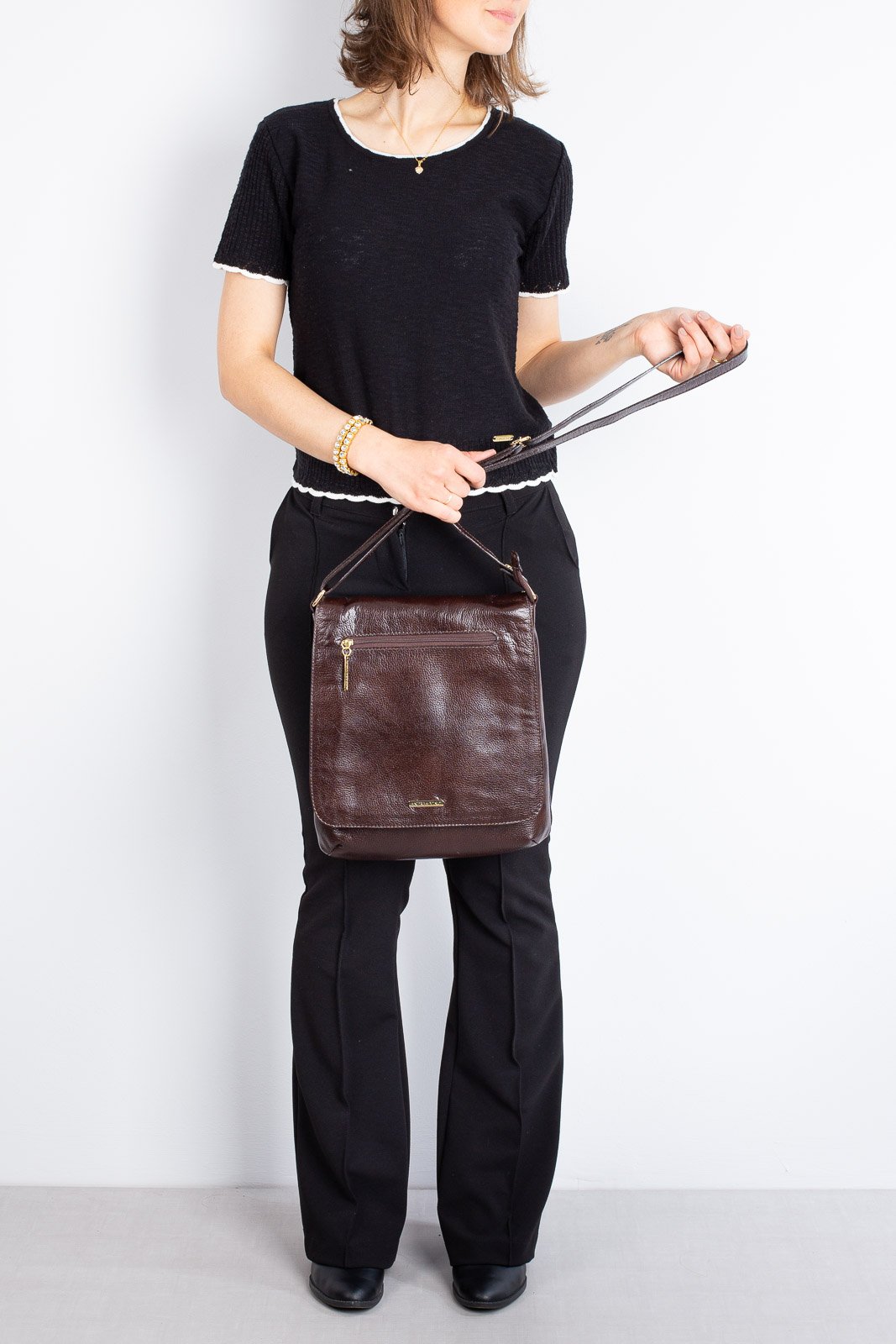 Bolsa transversal grande de couro liso Karina Marrom 8