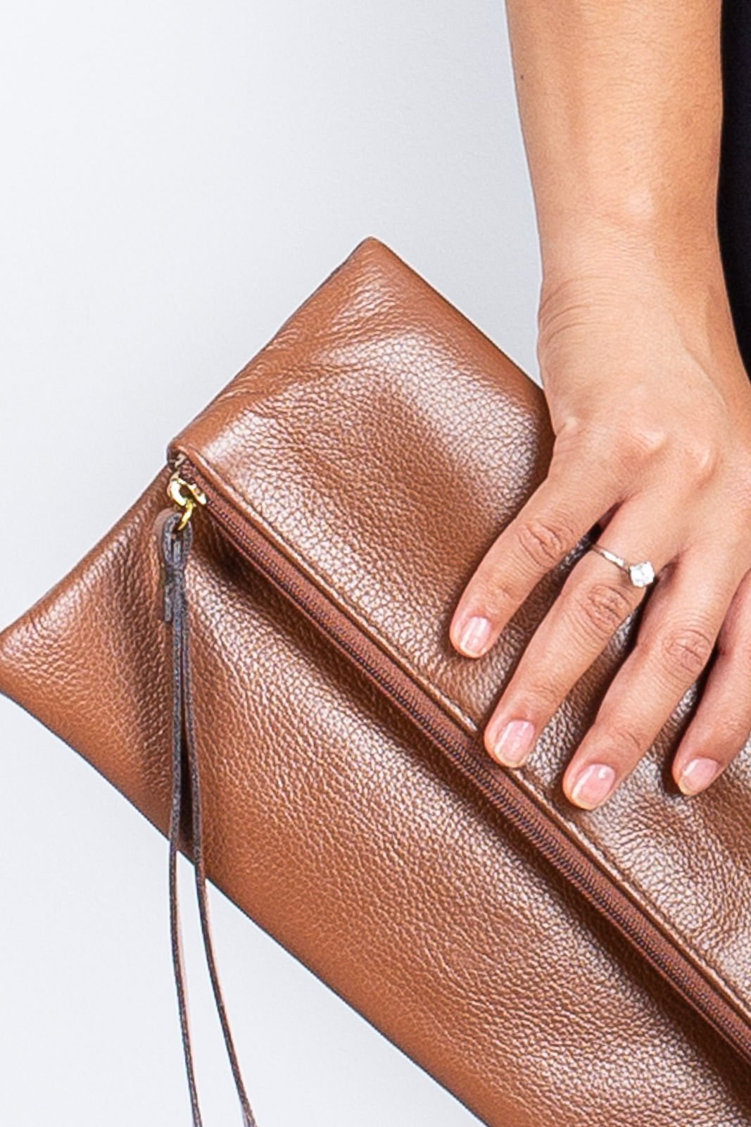 Clutch de couro liso Nikki Marrom 2