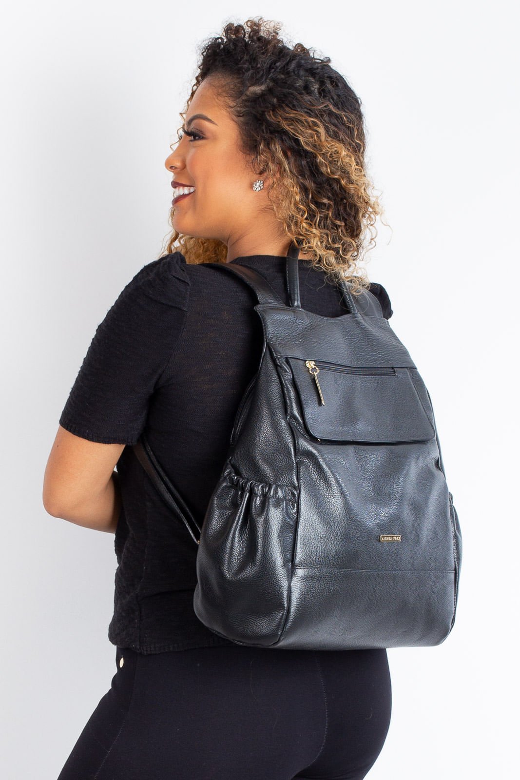 Mochila antifurto de couro liso Suelen Preto 4