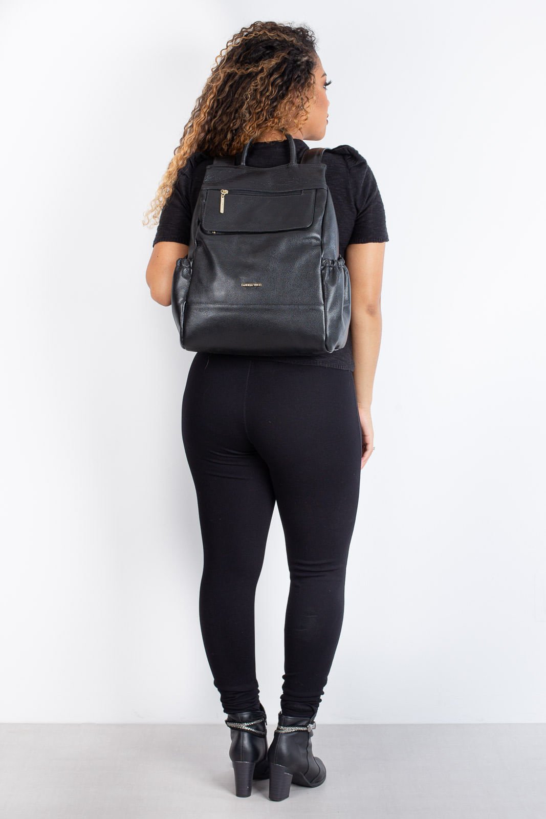 Mochila antifurto de couro liso Suelen Preto 7