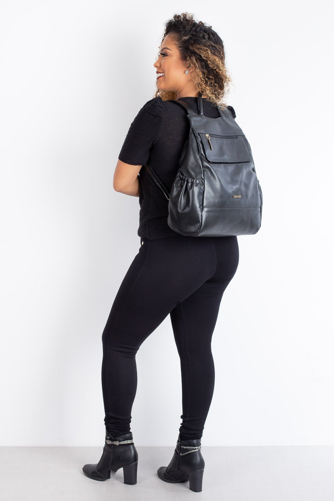 Mochila antifurto de couro liso Suelen Preto 8