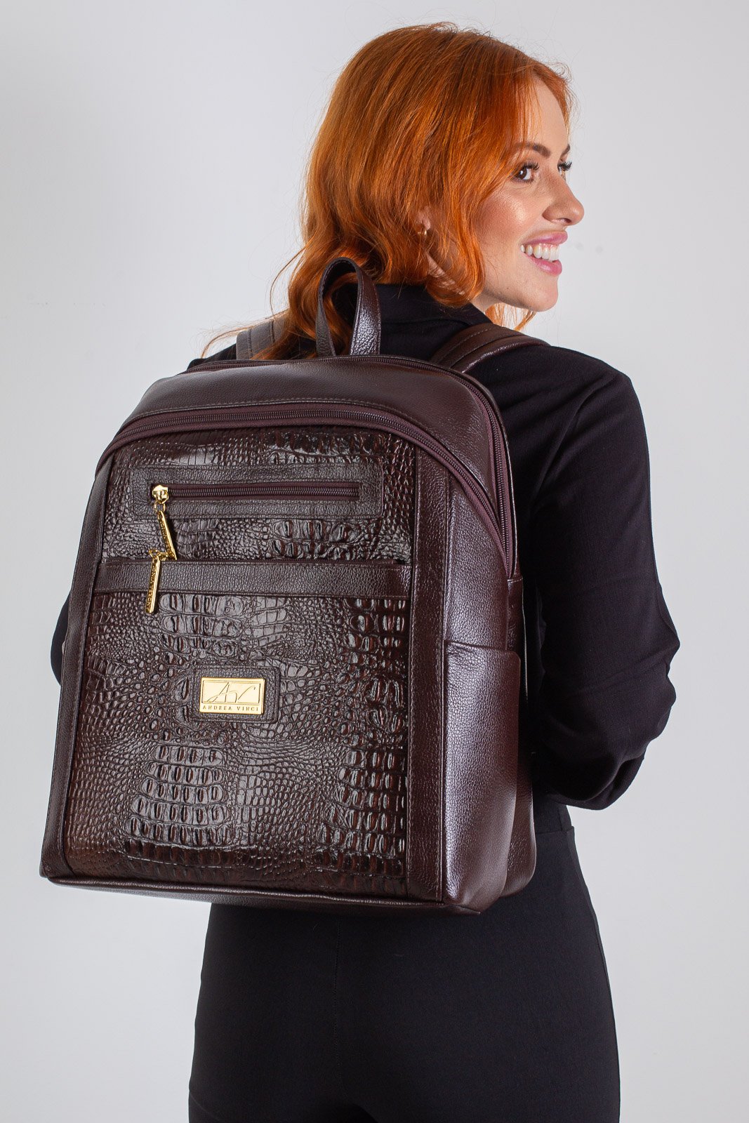 Mochila grande de couro croco Marcela Marrom 3