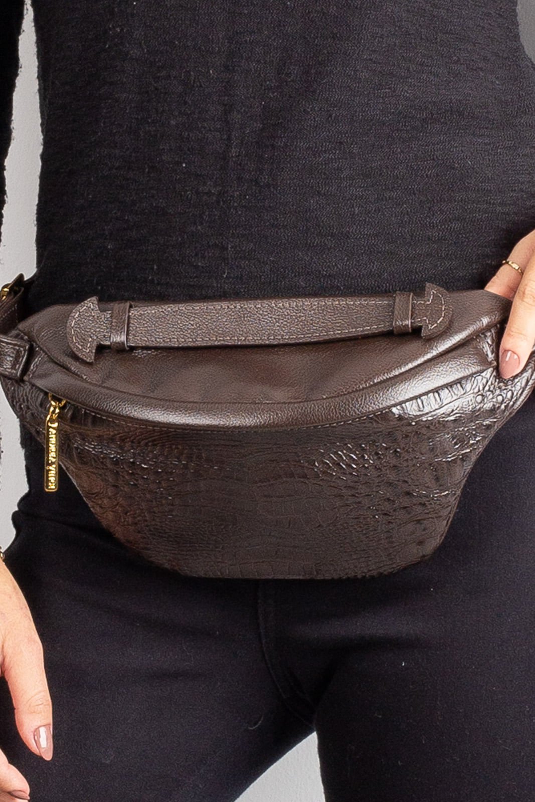 Pochete feminina grande de couro croco Dalia Marrom 6