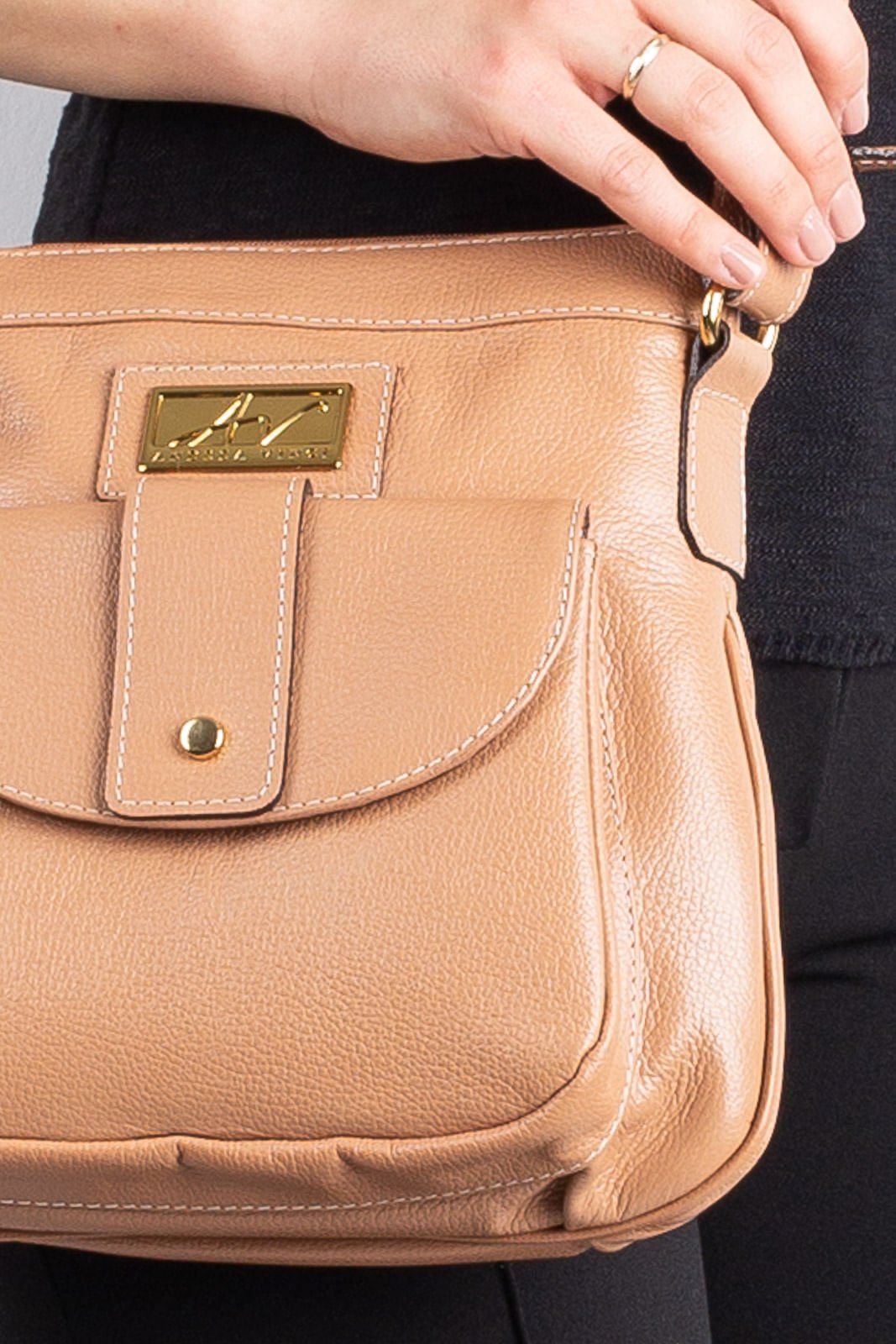 Bolsa tiracolo de couro liso Elis Bege 2