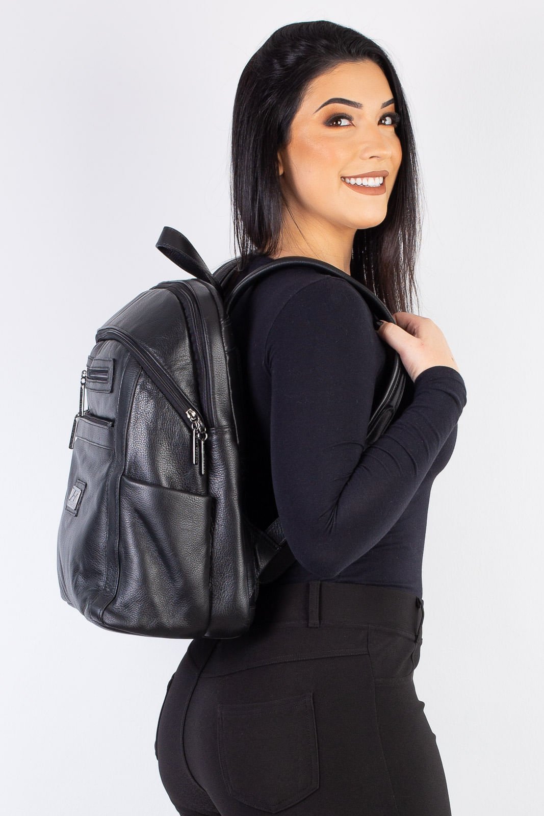 Mochila grande de couro liso grafite Marcela Preto 2