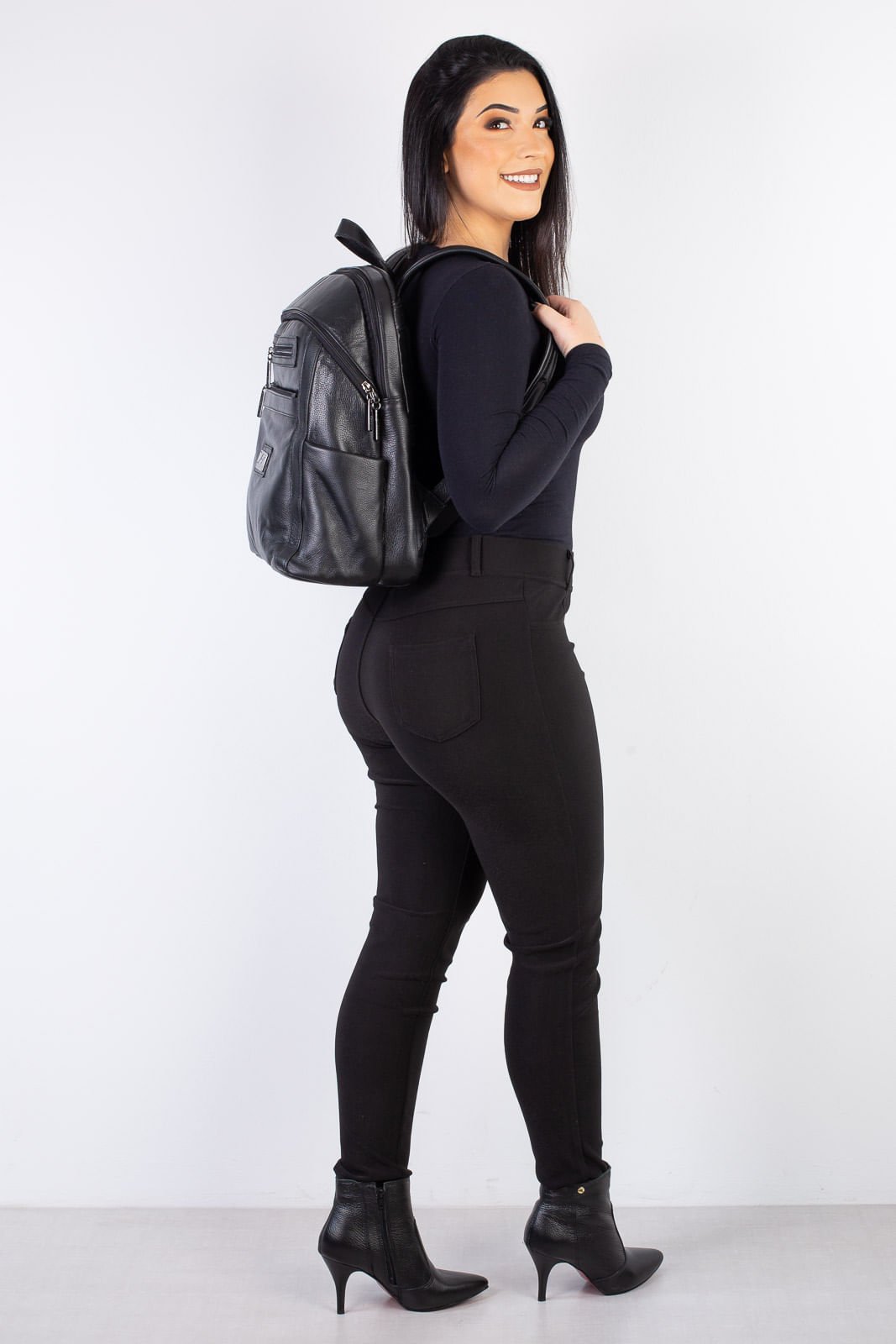 Mochila grande de couro liso grafite Marcela Preto 4