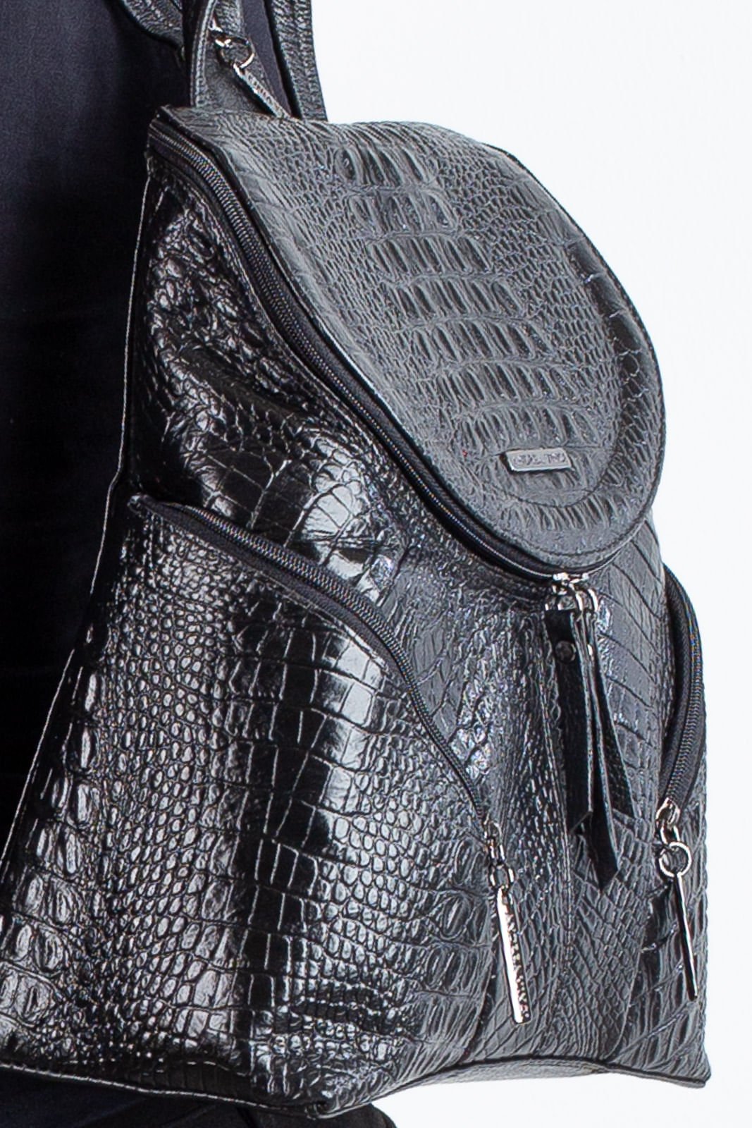 Mochila pequena de couro croco grafite Cecilia Preto 2