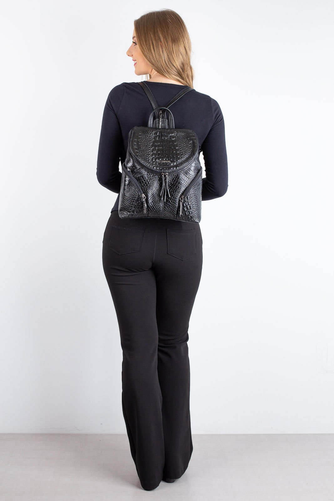 Mochila pequena de couro croco grafite Cecilia Preto 5