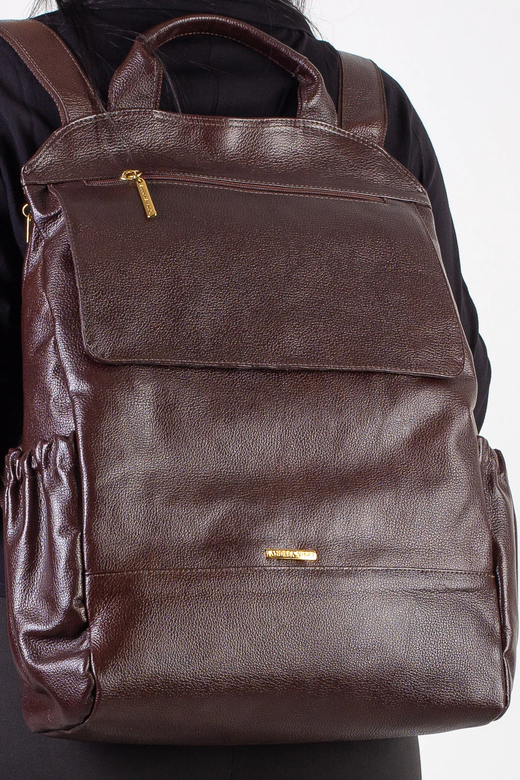 Mochila antifurto de couro liso Suzana Marrom 4