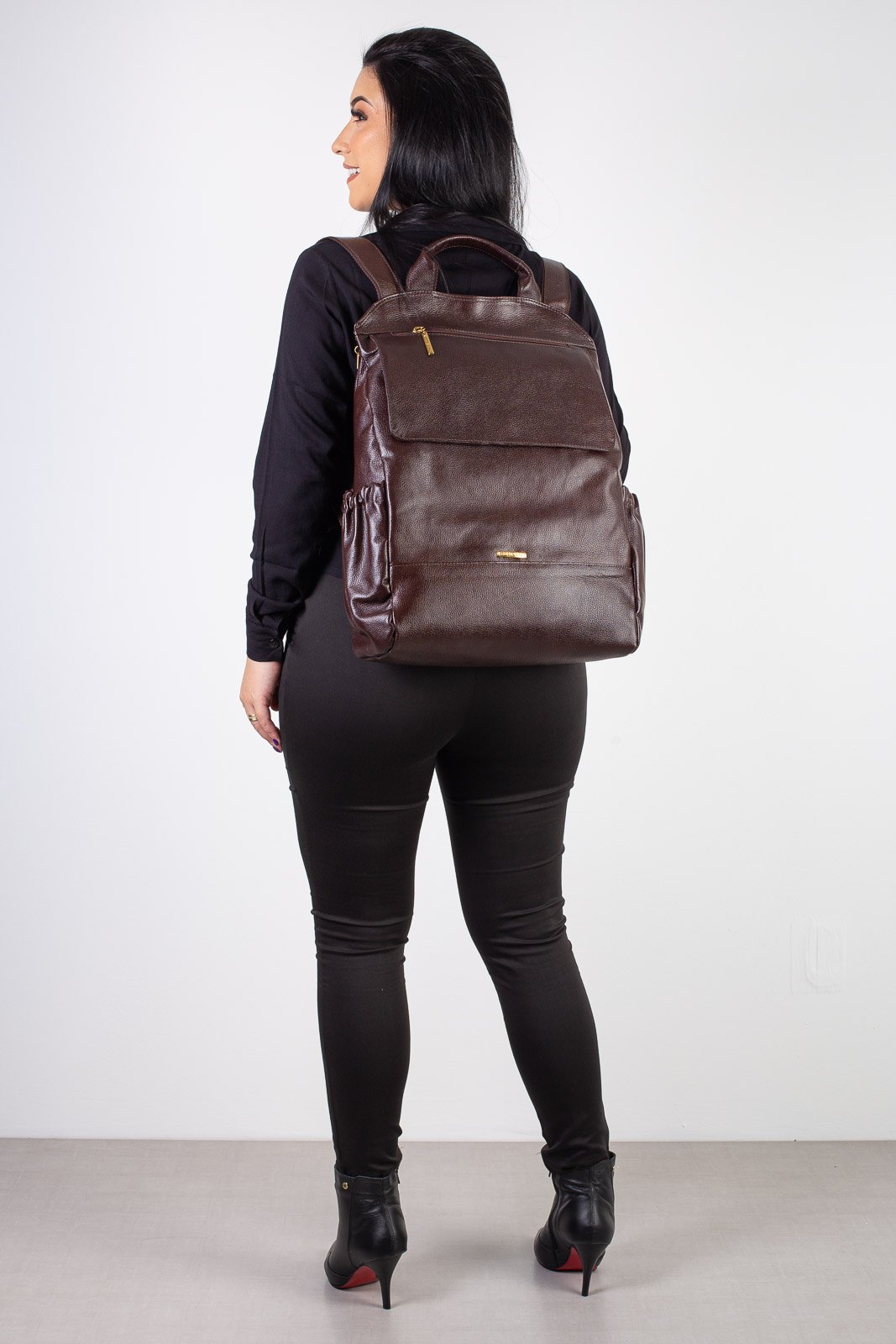 Mochila antifurto de couro liso Suzana Marrom 6