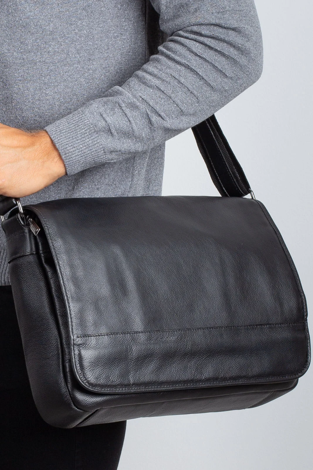 Pasta carteiro de couro Claudio Preto 2