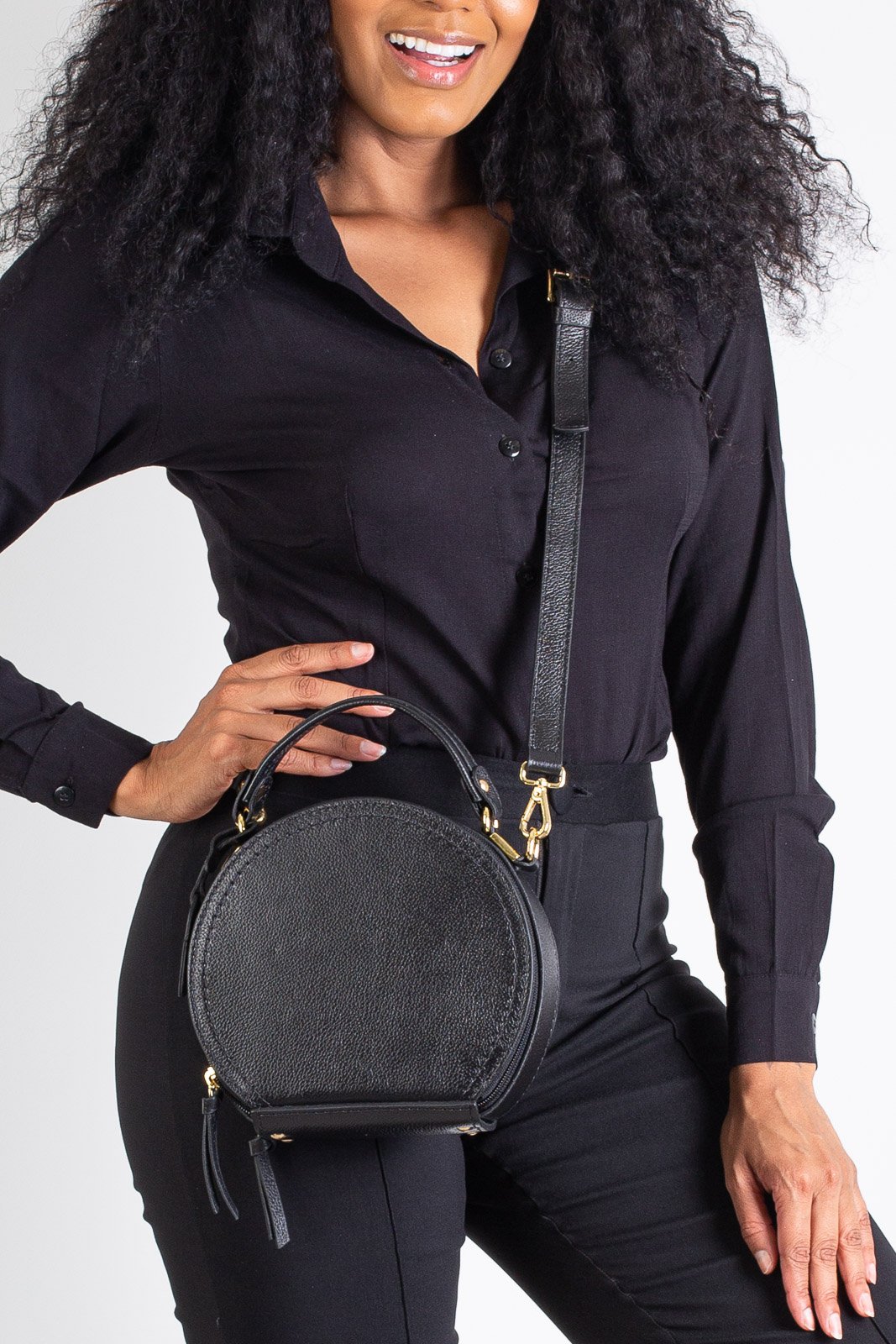 Mini bolsa redonda de couro liso Renata Preto 2