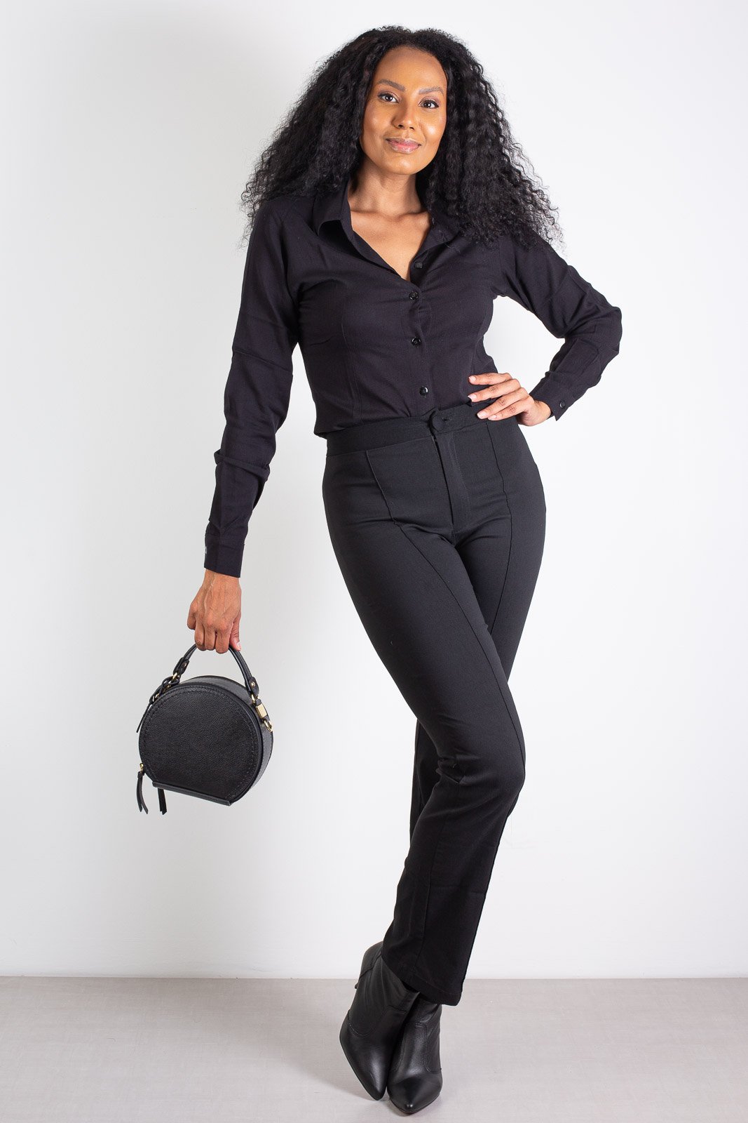 Mini bolsa redonda de couro liso Renata Preto 6