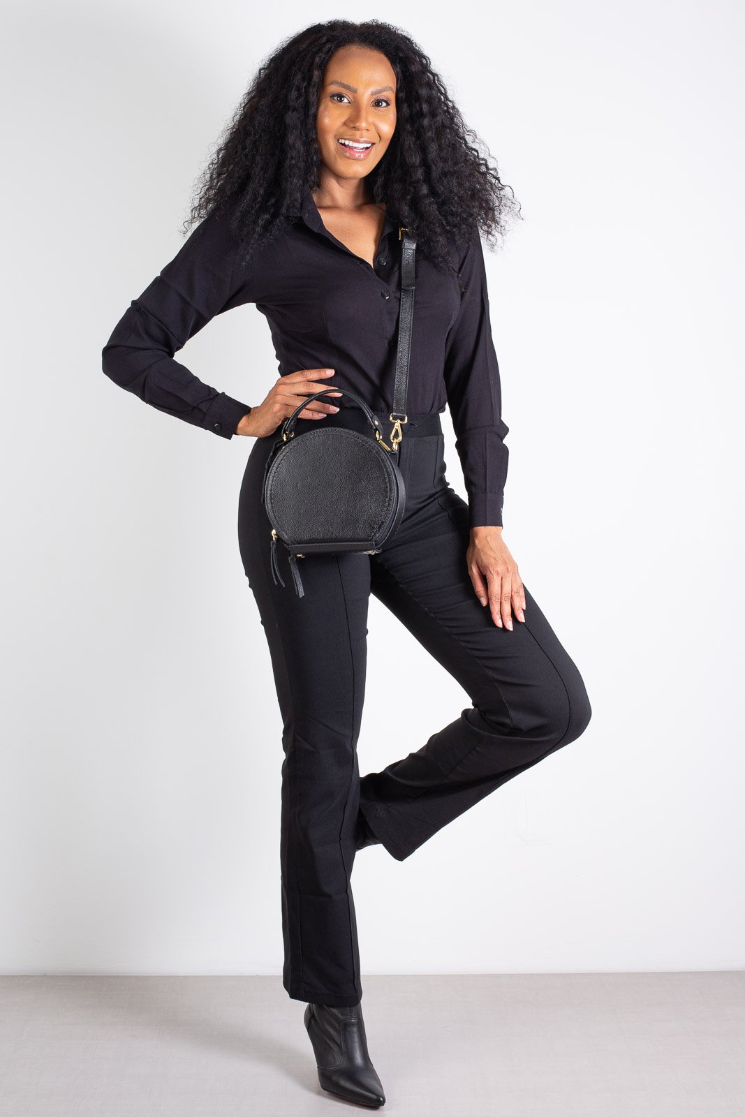 Mini bolsa redonda de couro liso Renata Preto 7