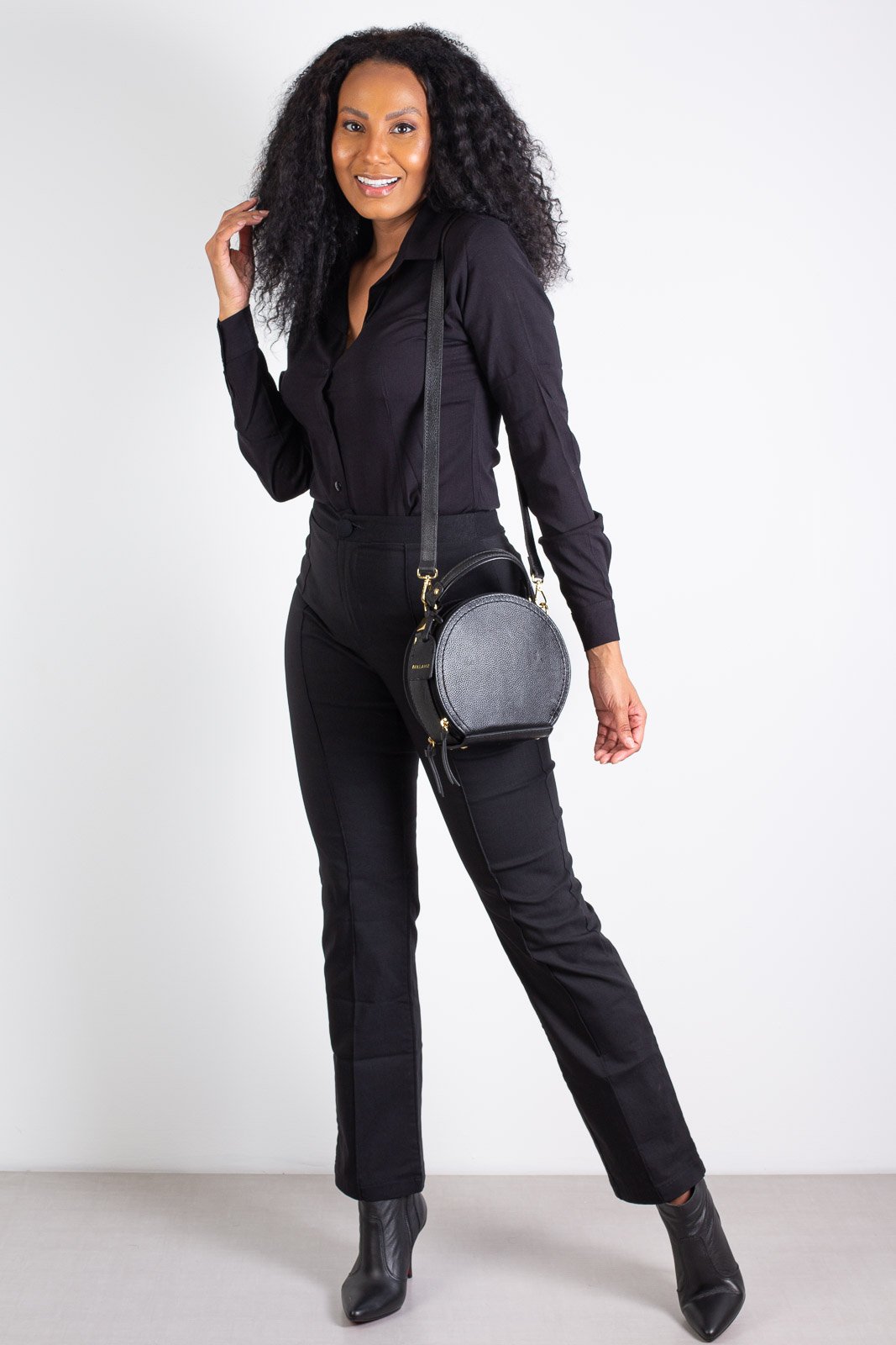 Mini bolsa redonda de couro liso Renata Preto 8