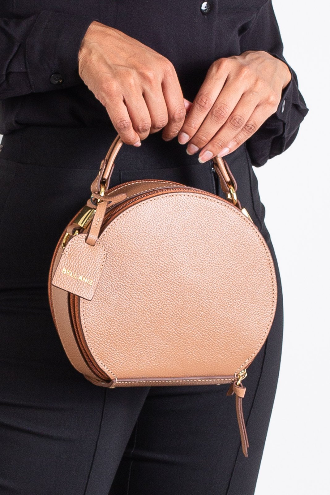 Mini bolsa redonda de couro liso Renata Marrom 1