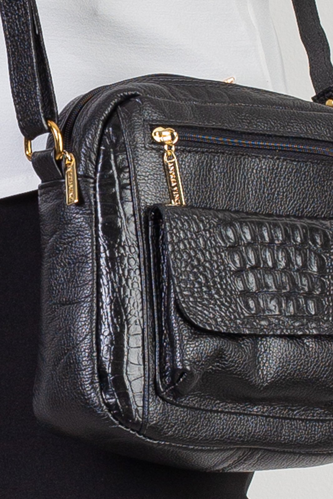 Bolsa transversal pequena de couro croco Clarice Preto 4