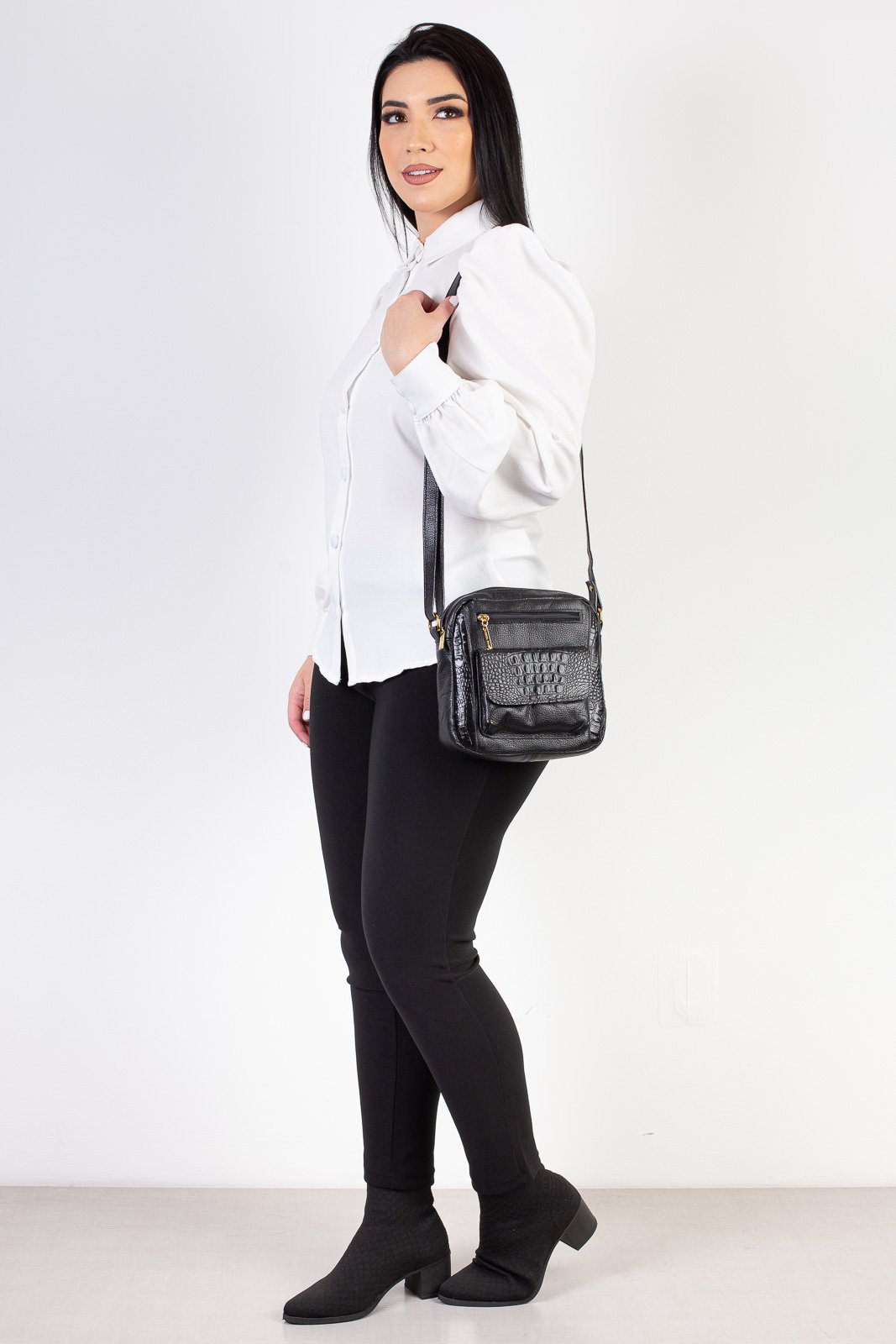Bolsa transversal pequena de couro croco Clarice Preto 5