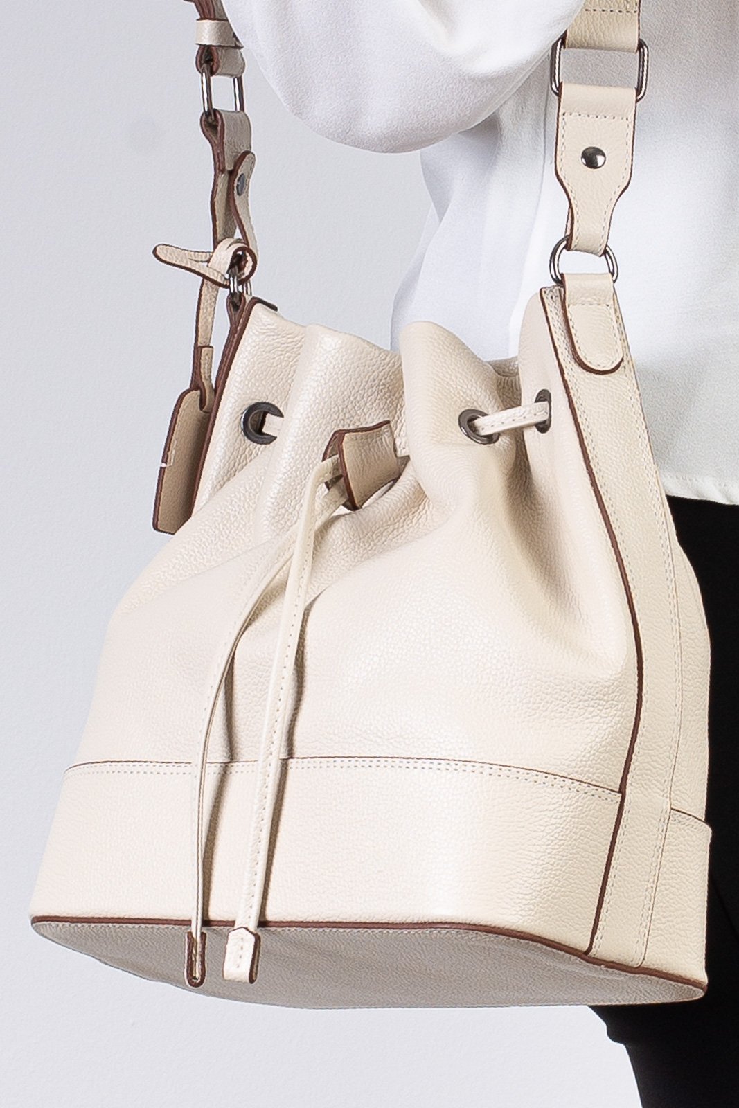 Bolsa saco em couro liso Naiara Branco 2