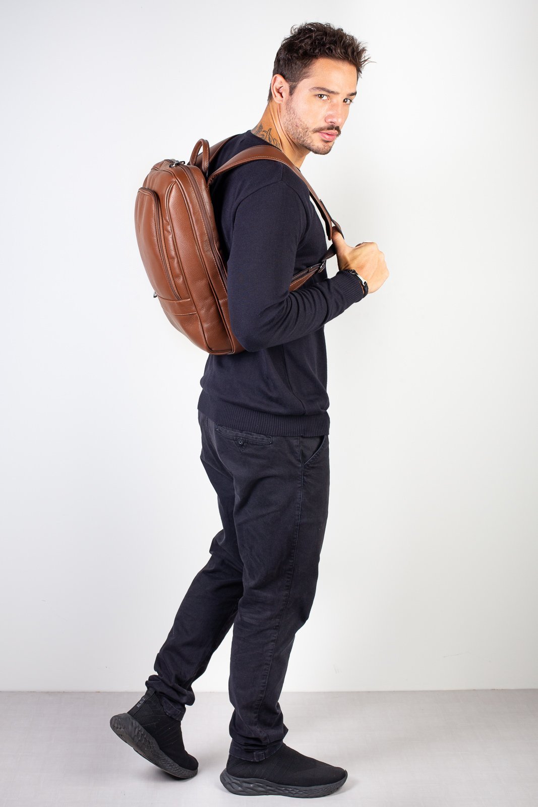 Mochila de couro slim masculina Enzo Marrom 4