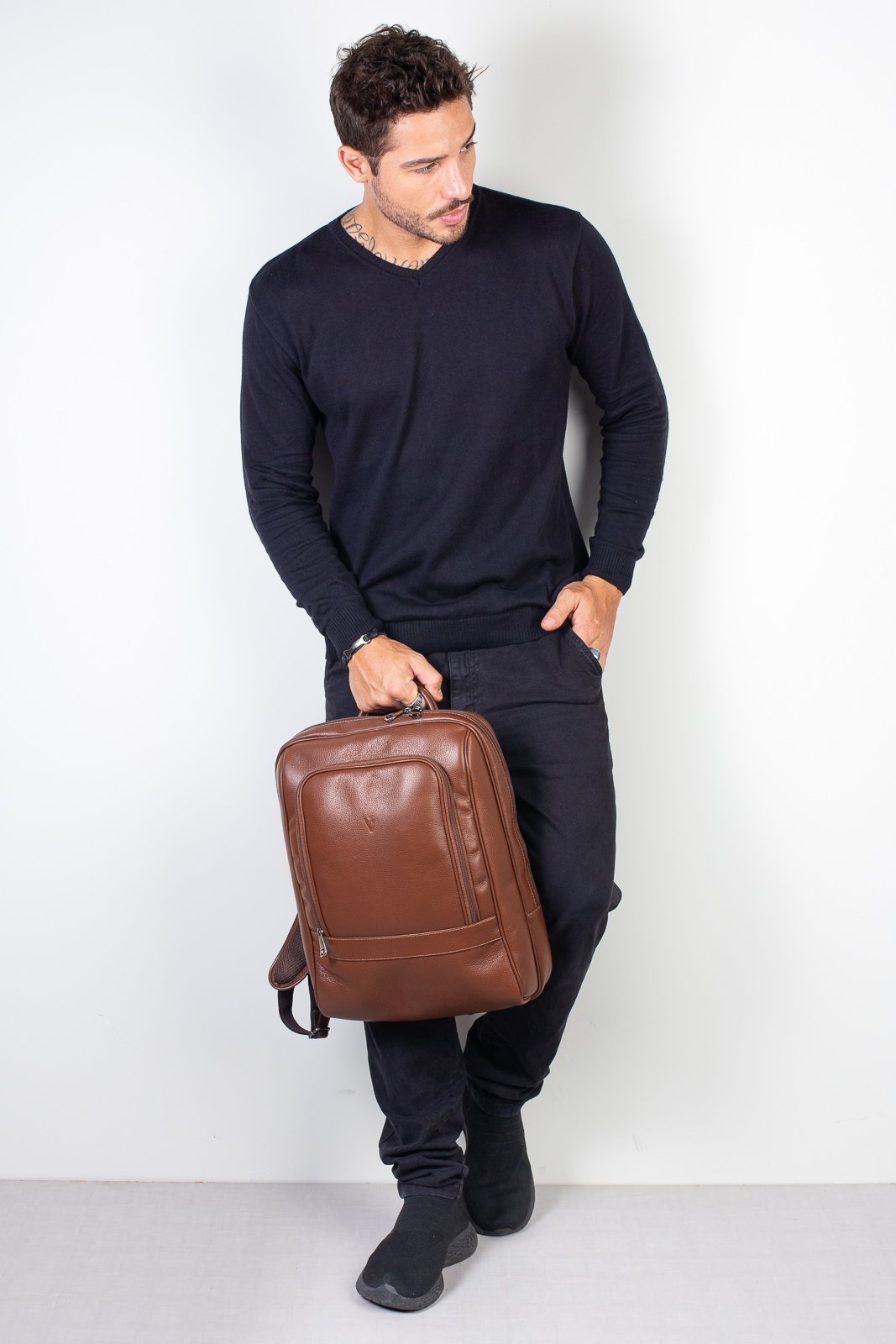 Mochila de couro slim masculina Enzo Marrom 5