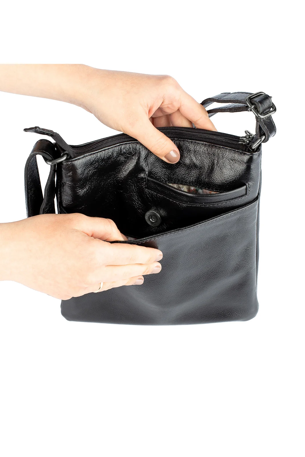 Bolsa pequena transversal de couro liso grafite Alana Preto 5