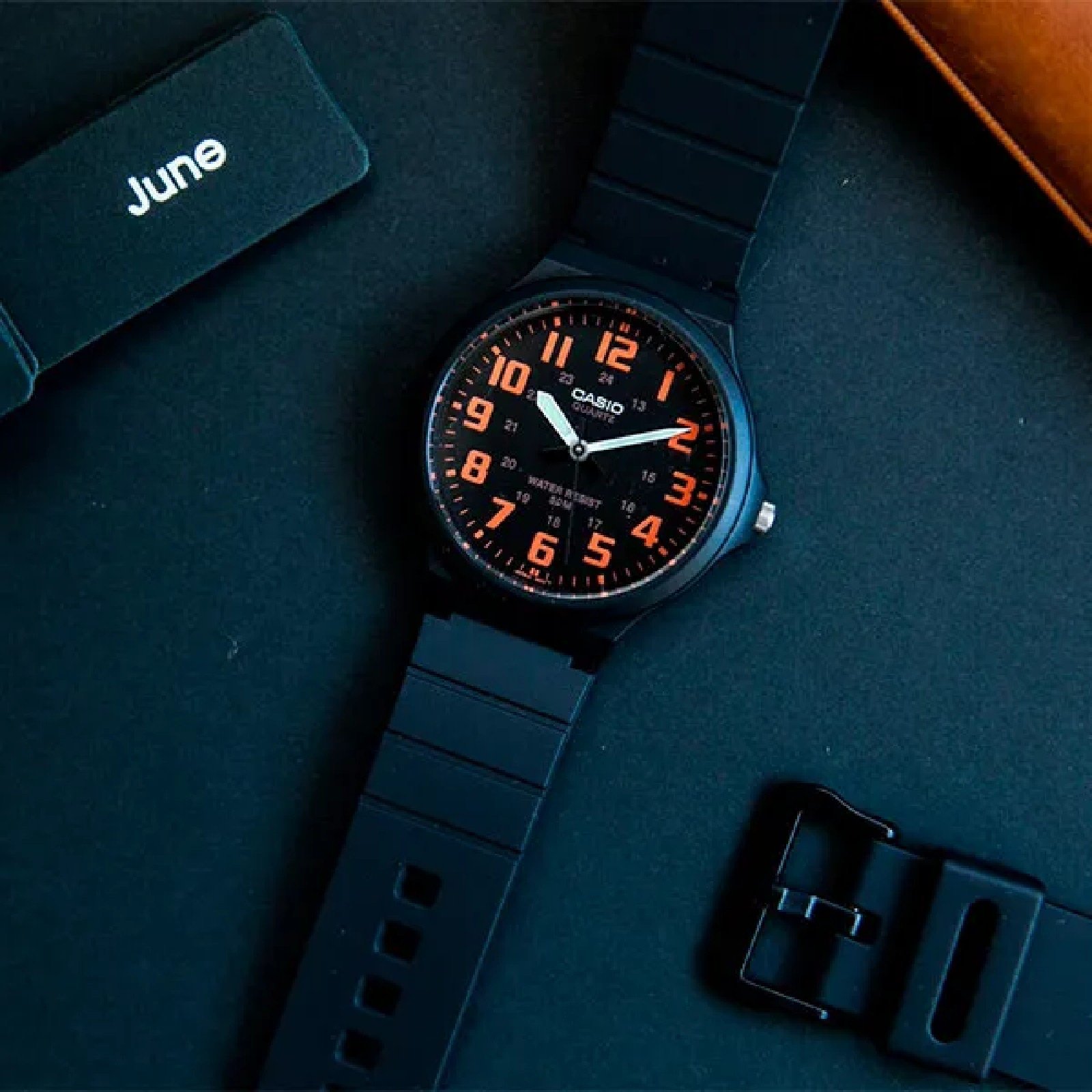 Relógio Casio MW-240-4BVDF Preto 3