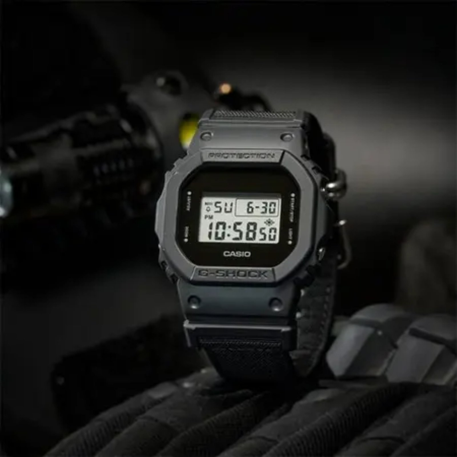 Relógio Casio G-Shock DW-5600BCE-1DR Pulseira em Cordura Preto 2