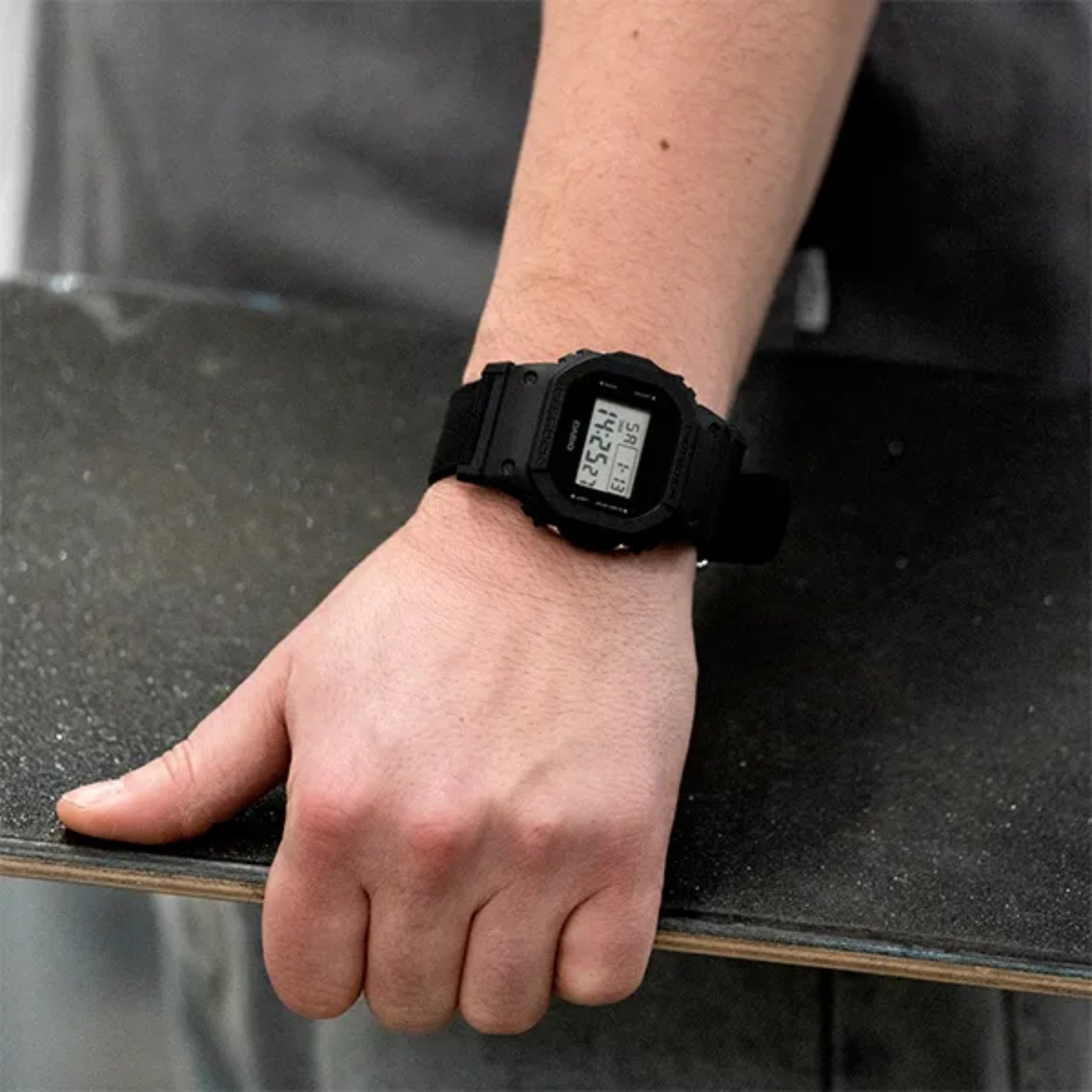 Relógio Casio G-Shock DW-5600BCE-1DR Pulseira em Cordura Preto 5