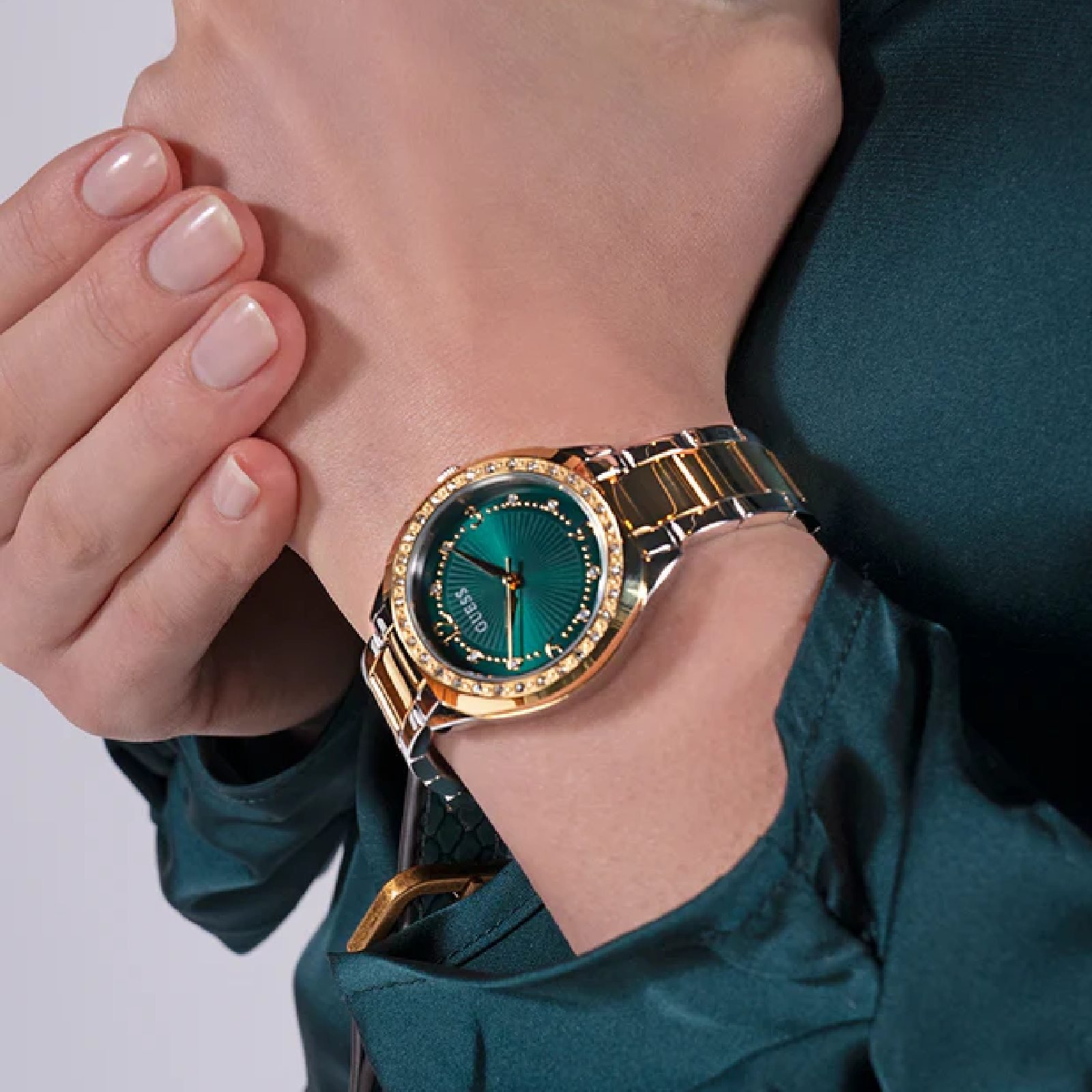 Relógio Guess Feminino GW0767L4 Dourado 2