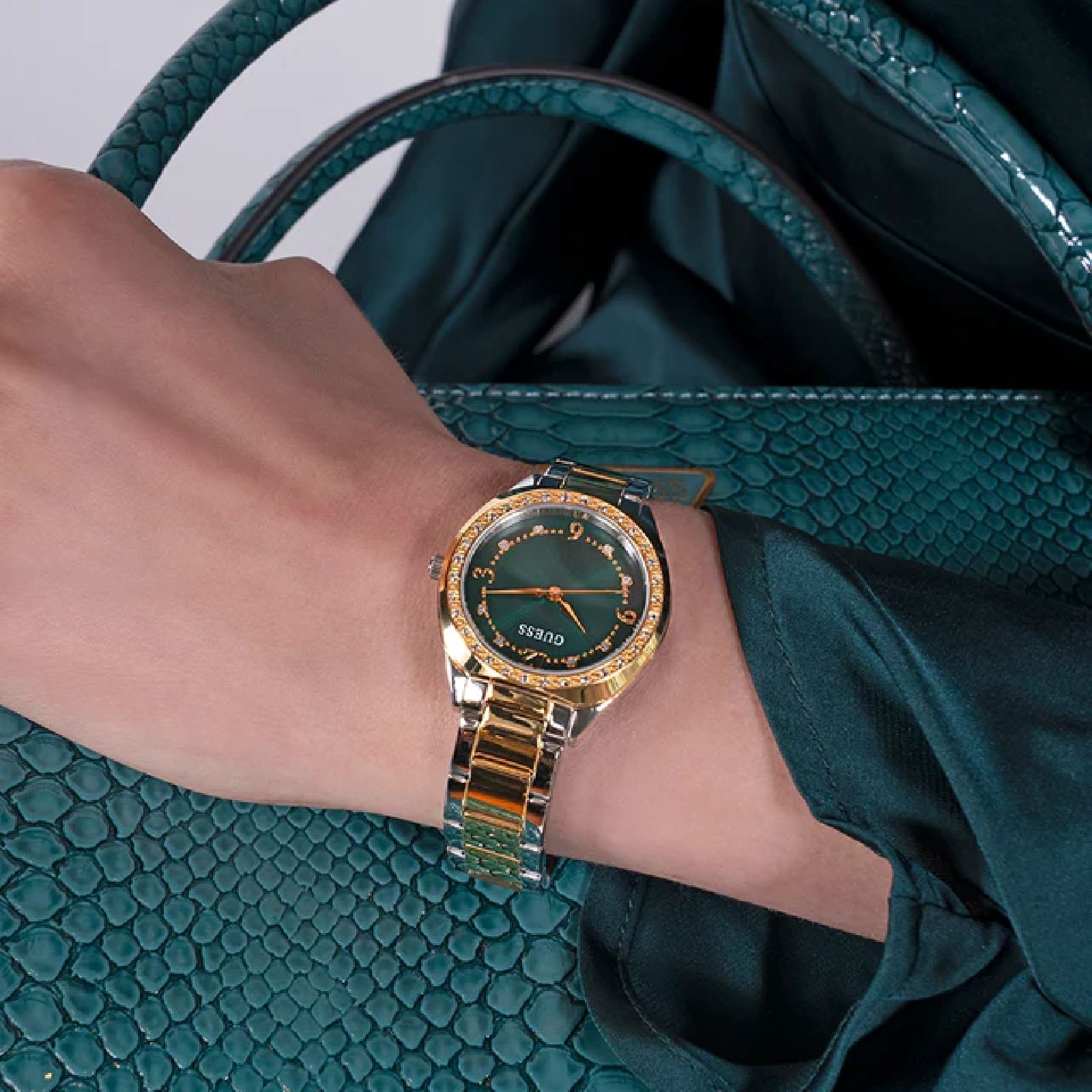 Relógio Guess Feminino GW0767L4 Dourado 5