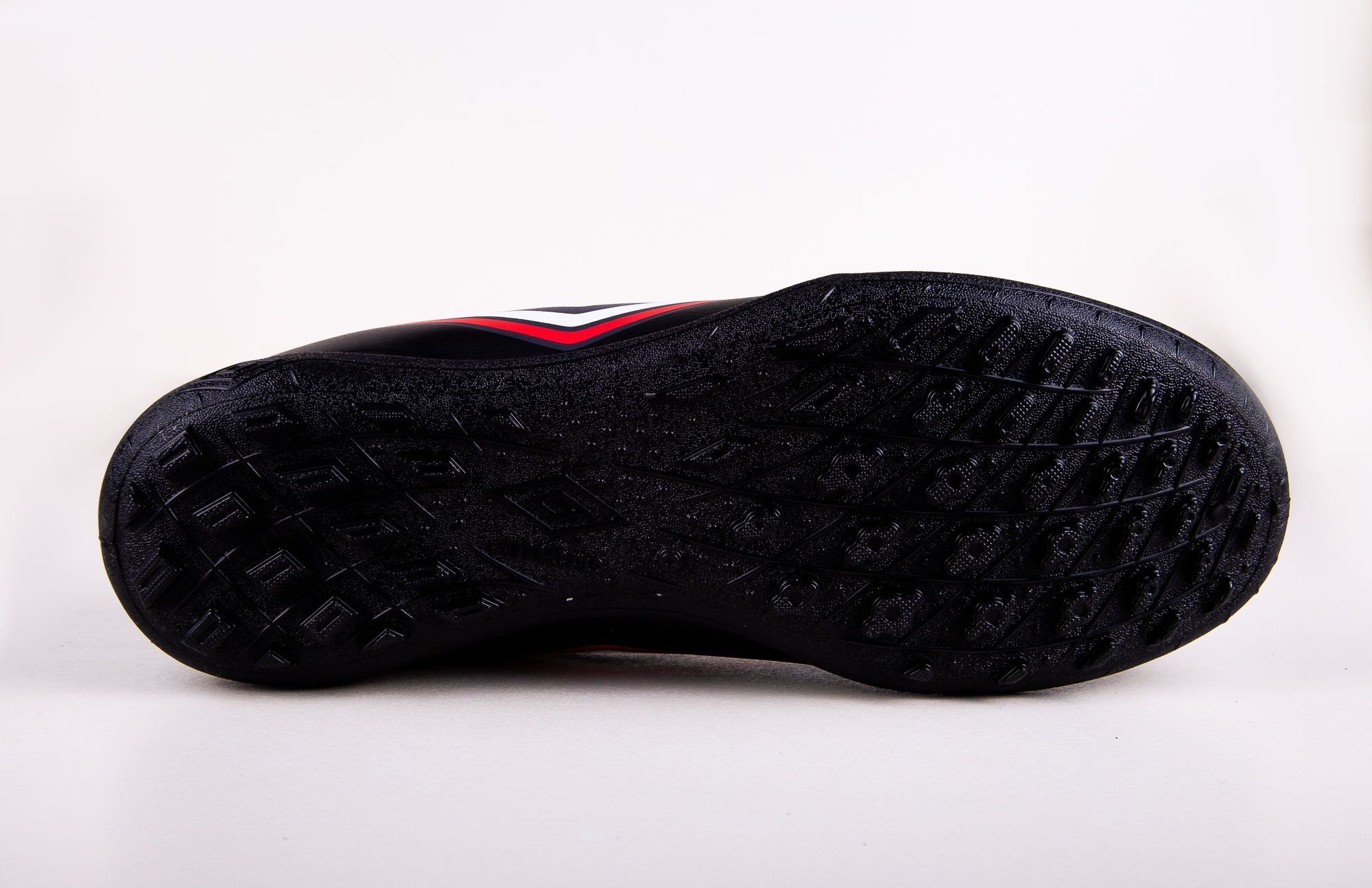 Chuteira Umbro Cannon Society Preto 4