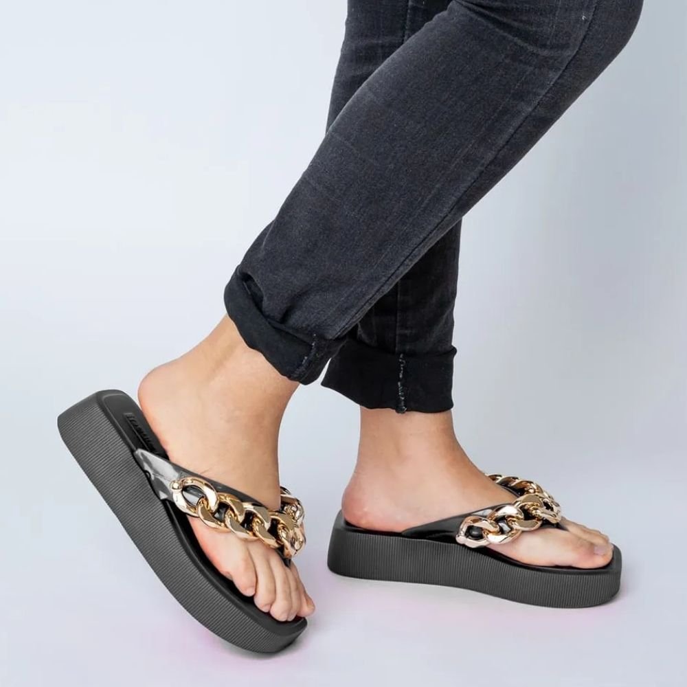 Chinelo Plataforma Hit Corrente Preto Ouro Petite Jolie PJ6515 Preto 2