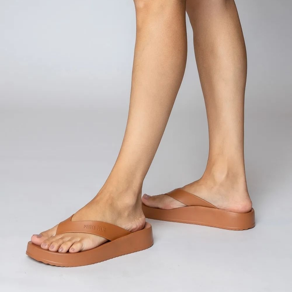 Chinelo Feminino Ultraleve Basic Doce de Leite Petite Jolie PJ6818 Marrom 2