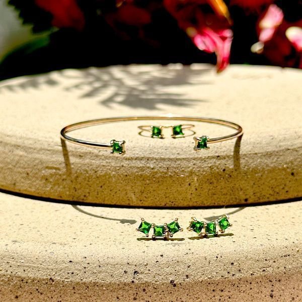 Brinco Ear Cuff Cristais Verde Esmeralda Square SemiJoia Dourado 8