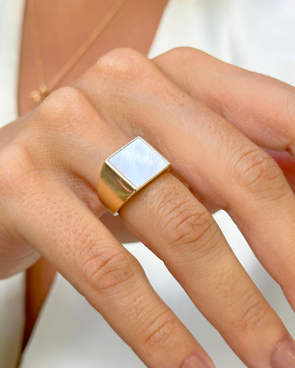 Anel Madrepérola Quadrada Semijoia Banhada A Ouro Dourado 4