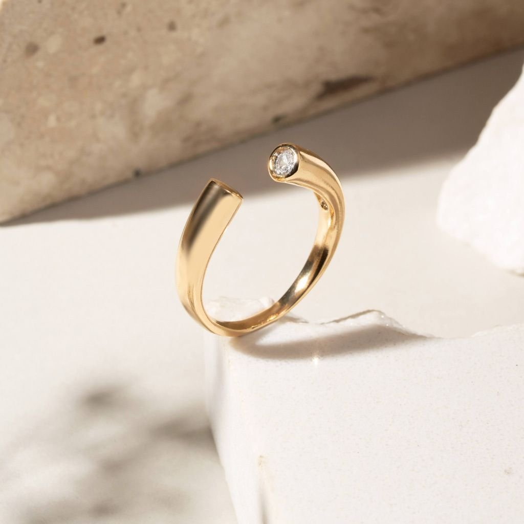 Anel Minimalista Aro Aberto Detalhe Zircônia Semijoia Dourado 3