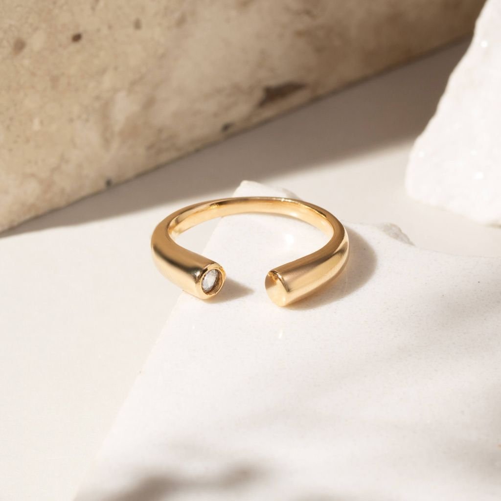Anel Minimalista Aro Aberto Detalhe Zircônia Semijoia Dourado 5