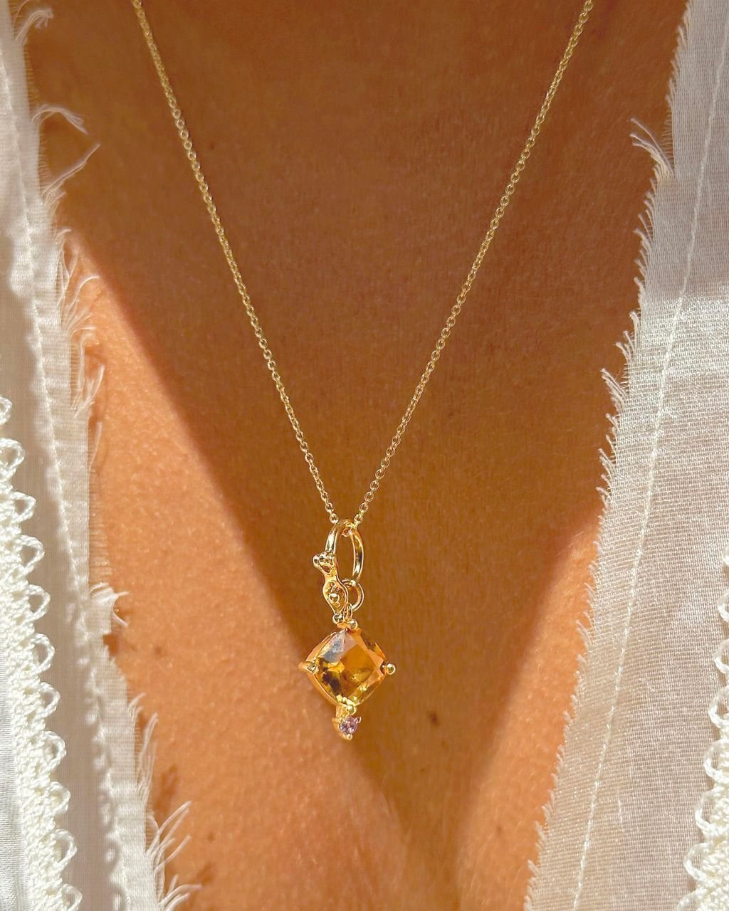 Colar Pingente Pedra Zircônia Cor Citrino Fumê Semijoia Dourado 3