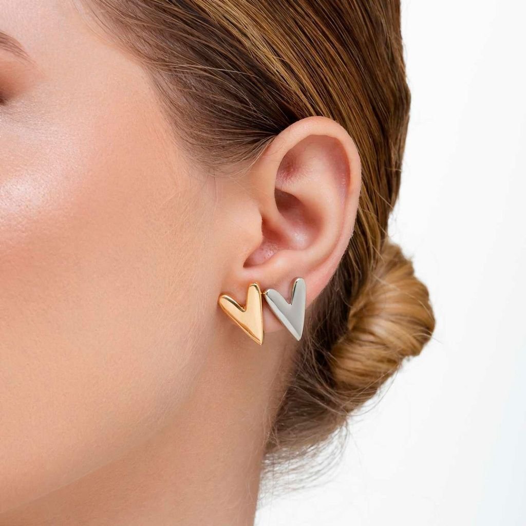 Brinco Coração Médio Liso Semijoia Banhado a Ouro Dourado 4