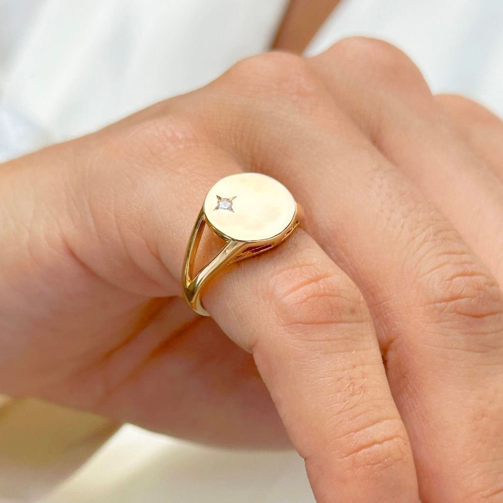 Anel Redondo com Zircônia Cravação Estrela Semijoia Dourado 2