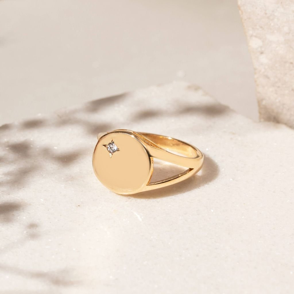 Anel Redondo com Zircônia Cravação Estrela Semijoia Dourado 3