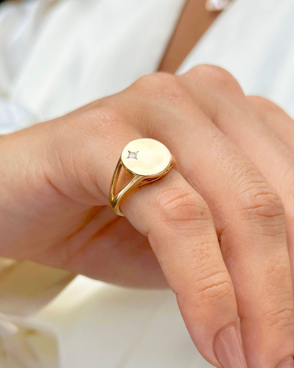 Anel Redondo com Zircônia Cravação Estrela Semijoia Dourado 4