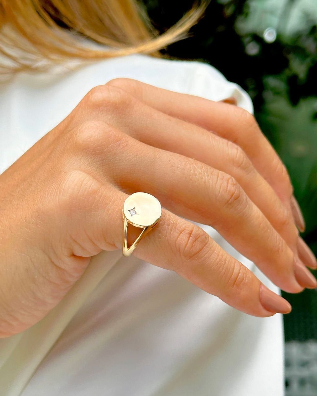 Anel Redondo com Zircônia Cravação Estrela Semijoia Dourado 6