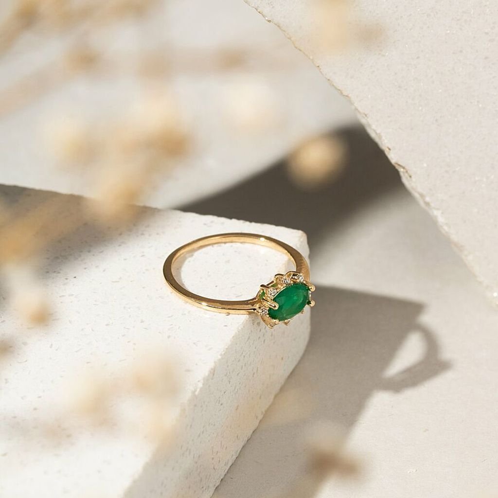 Anel Cristal Oval Cor Esmeralda com Zircônias Semijoia Dourado 6