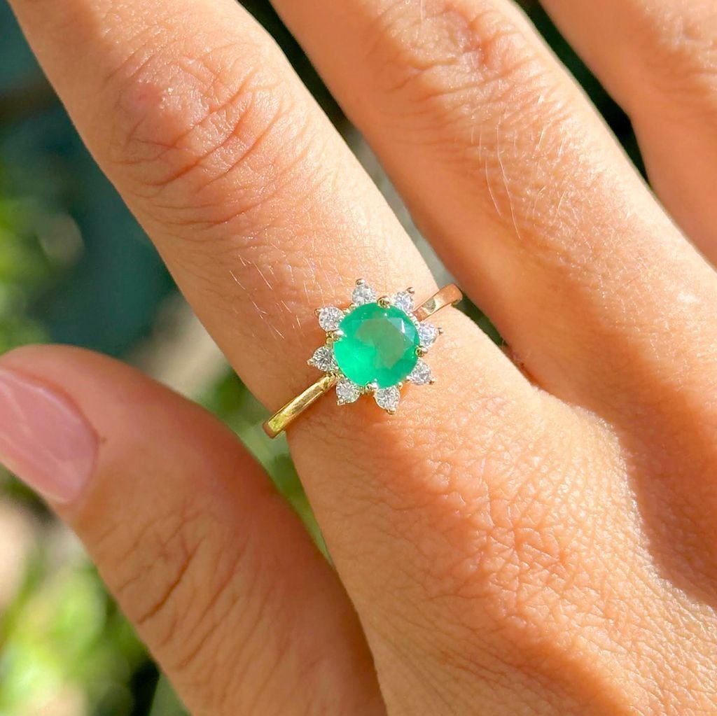 Anel Cristal Redondo Cor Esmeralda com Zircônias Semijoia Dourado 2