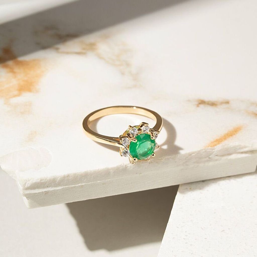 Anel Cristal Redondo Cor Esmeralda com Zircônias Semijoia Dourado 3