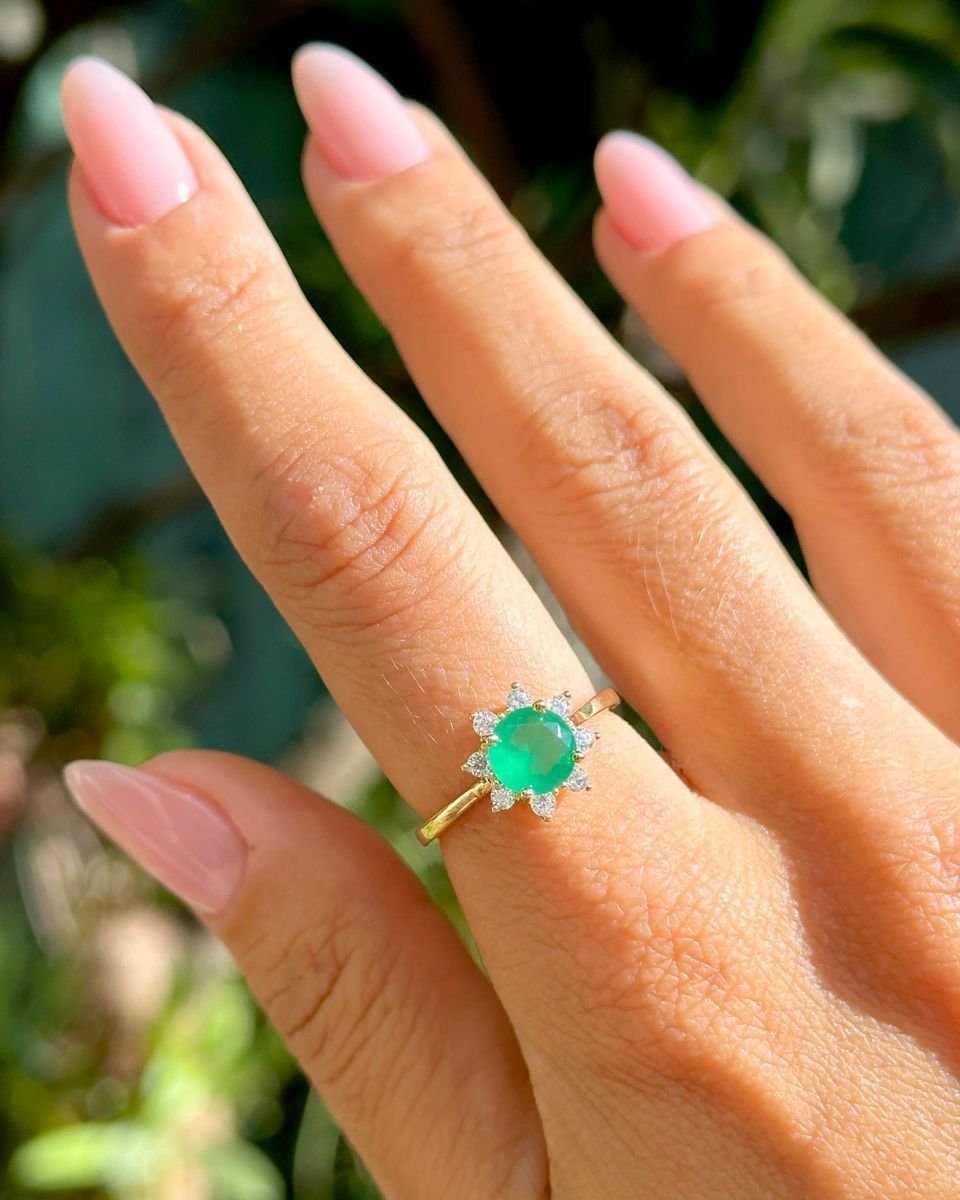 Anel Cristal Redondo Cor Esmeralda com Zircônias Semijoia Dourado 6