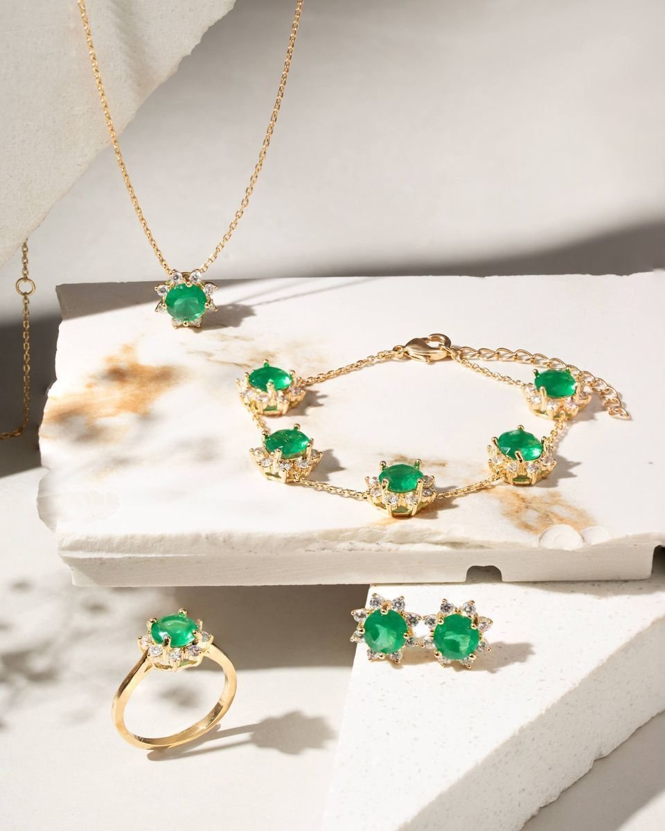 Anel Cristal Redondo Cor Esmeralda com Zircônias Semijoia Dourado 7