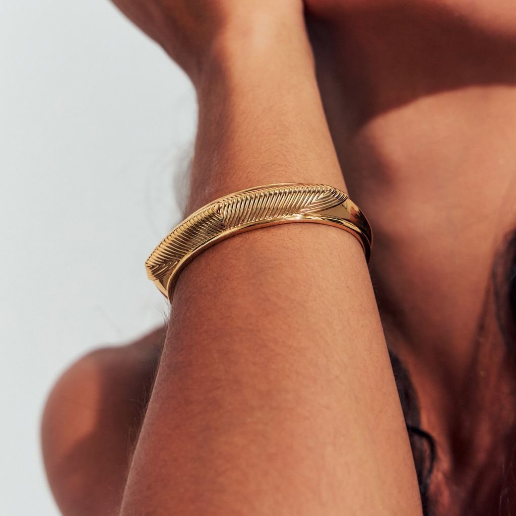 Bracelete com Textura Semijoia Banhada a Ouro Dourado 2